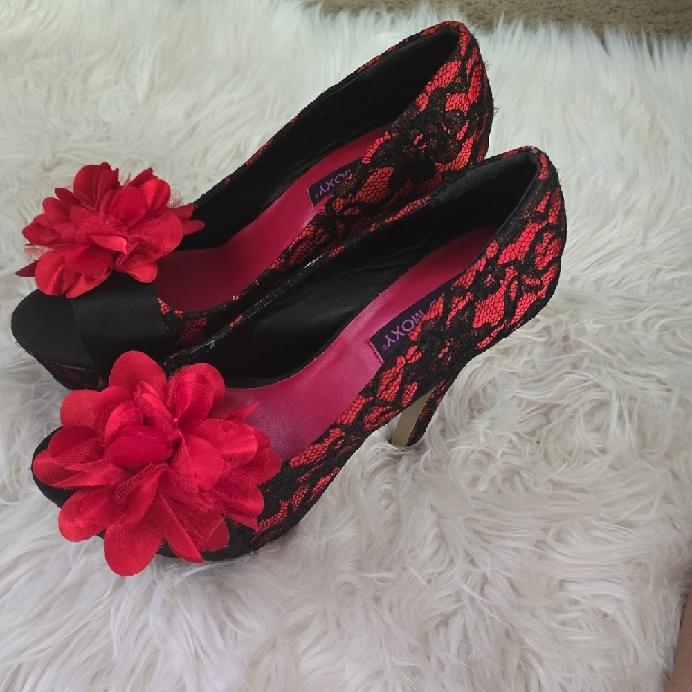 Elegant Red and Black Lace Peep-Toe Heels with Floral Accents